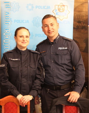 policjanci promujący służbę