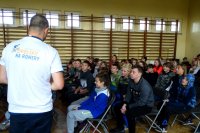 przedstawiciel Urzędu Marszałkowskiego Województwa Opolskiego rozmawia z młodzieżą ze szkoły podstawowej w Kościerzycach