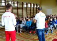 Wojciech Pszczolarski i przedstawiciel Wojewódzkiego Ośrodka Ruchu Drogowego rozmawia z młodzieżą ze szkoły podstawowej w Kościerzycach