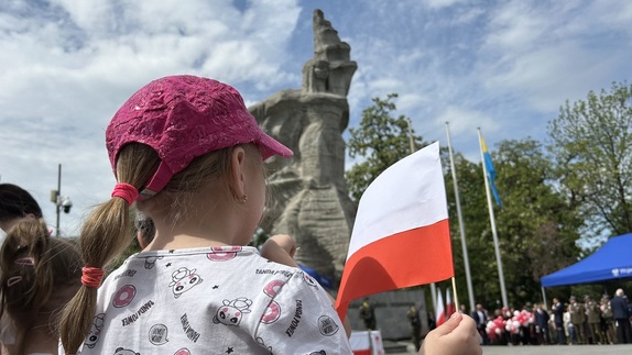 dziewczynka z polską flagą